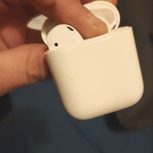 Apple 2nd generation L Air pod with charger